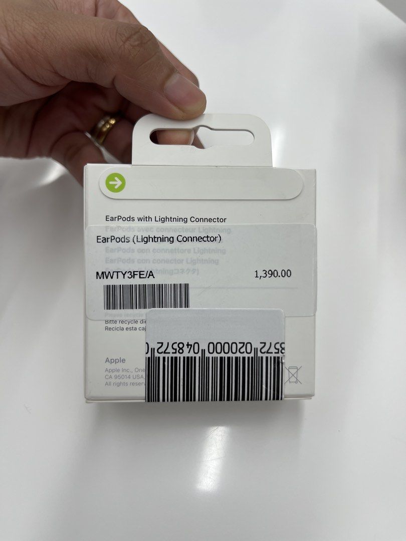 Original Earpods Lightning Cable (Category: Headphones & Headsets) located in Makati City. Submitted by asdfghjackie (Listing ID 1467092880, Image 1). Description: Kapitolyo, Pasig.