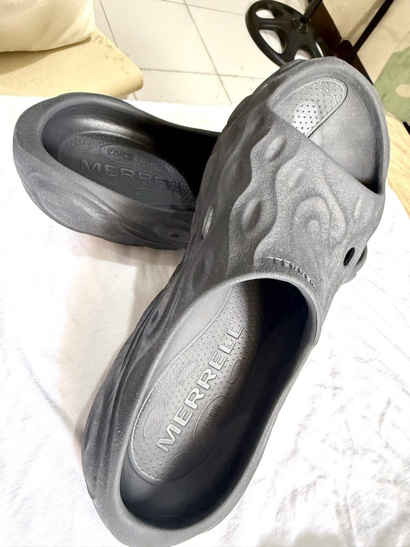 Original MERRELL Slippers (Category: Slippers & Slides) located in Manila. Submitted by van.74 (Listing ID 1467015385, Image 2). Description: Original Merrell Slipper. bought it at SM Bicutan for 2,200 o 2,300 i think. hindi ko ginagamit masyado kc masikip xa and akala ko dati like other slippers ko na mag expand kalaunan na gamit pero Hindi xa lumuluwag kc sa quality ng rubber ni Merrell. goods na goods po..