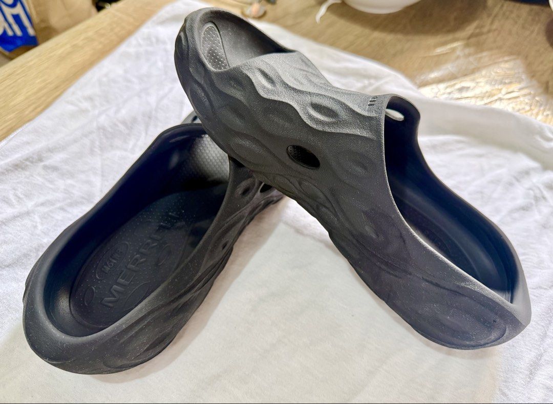 Original MERRELL Slippers (Category: Slippers & Slides) located in Manila. Submitted by van.74 (Listing ID 1467015385, Image 1). Description: Original Merrell Slipper. bought it at SM Bicutan for 2,200 o 2,300 i think. hindi ko ginagamit masyado kc masikip xa and akala ko dati like other slippers ko na mag expand kalaunan na gamit pero Hindi xa lumuluwag kc sa quality ng rubber ni Merrell. goods na goods po..