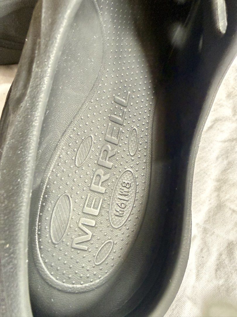 Original MERRELL Slippers (Category: Slippers & Slides) located in Manila. Submitted by van.74 (Listing ID 1467015385, Image 3). Description: Original Merrell Slipper. bought it at SM Bicutan for 2,200 o 2,300 i think. hindi ko ginagamit masyado kc masikip xa and akala ko dati like other slippers ko na mag expand kalaunan na gamit pero Hindi xa lumuluwag kc sa quality ng rubber ni Merrell. goods na goods po..