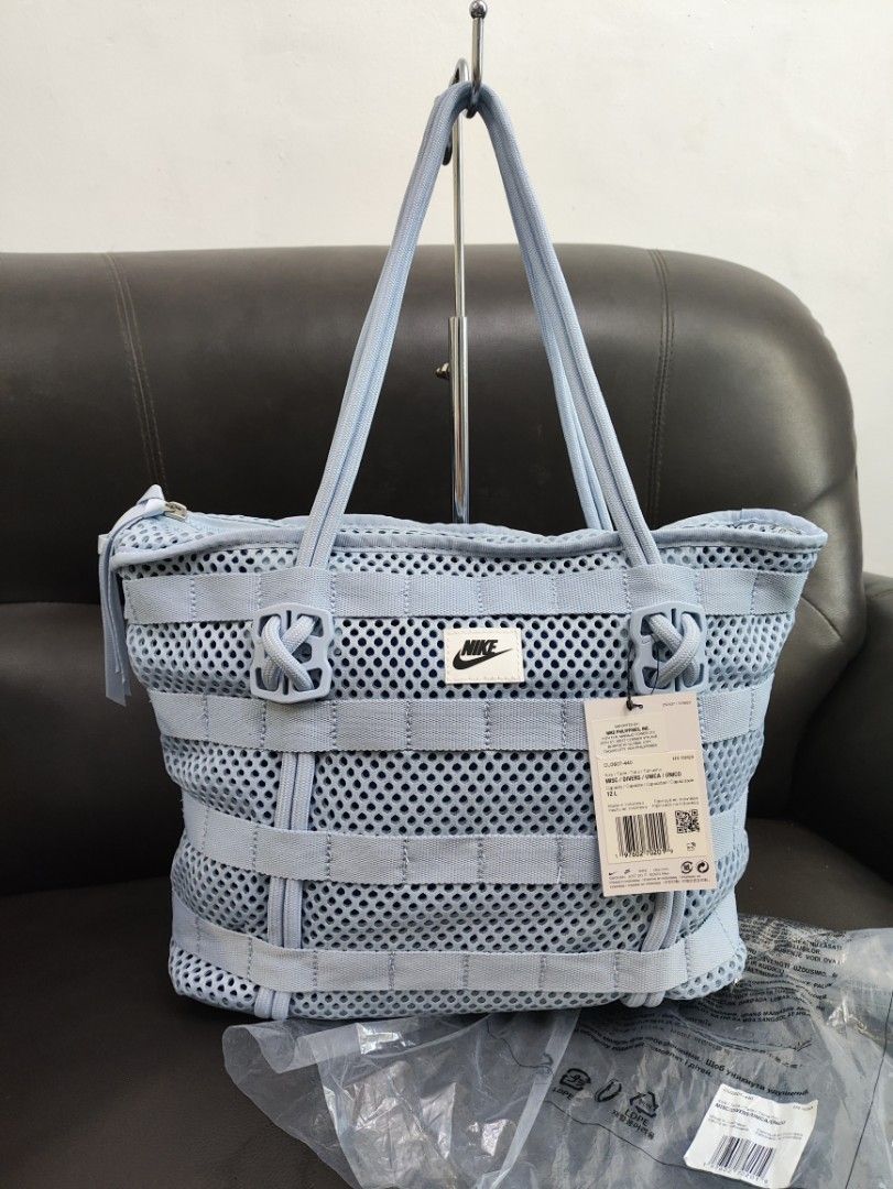 Original Nike AF1 tote bag (Category: Tote Bags) located in Rodriguez. Submitted by nemucohsiri (Listing ID 1466981228, Image 1). Description: 💯✔️Legit. money back guaranteed 📌unused condition. brandnew w/ tag 💛Small to medium size. zip closure.