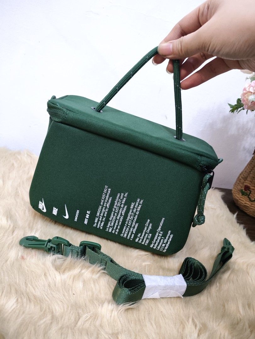 Original Nike small box type sling / crossbody (Category: Cross-body Bags) located in Rodriguez. Submitted by nemucohsiri (Listing ID 1466981527, Image 3). Description: 💯✔️Original 📌Brandnew condition ⭐Small size only.