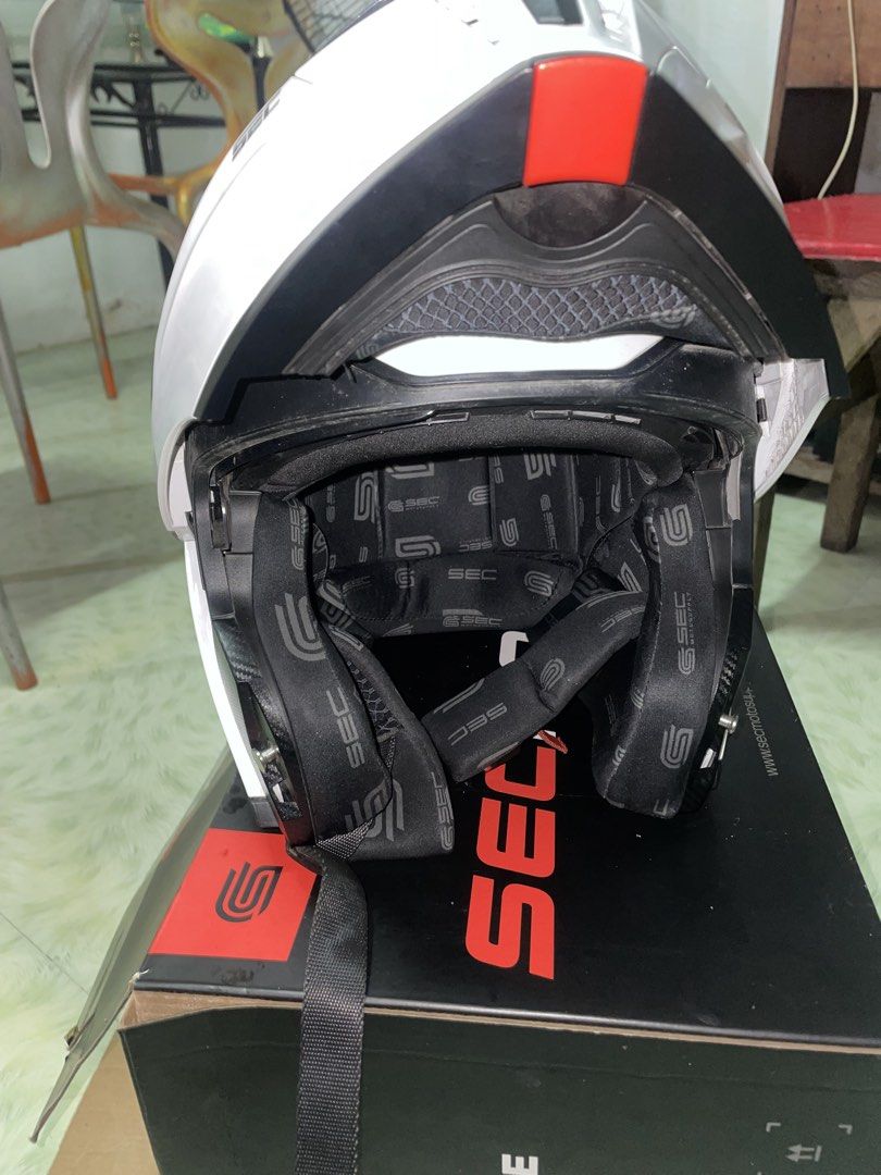 ORIGINAL SEC HELMET (Category: Helmets and other Riding Gears) located in Marikina City. Submitted by colt.t (Listing ID 1467155560, Image 3). Description: 2800 nalang Size XL Original SEC Helmet !! 3x lang nagamit Issue may isang gasgas lang Complete with box, clear visor, manual, at helmet cover.