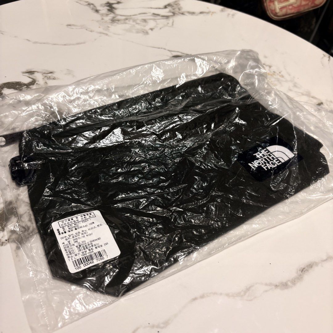 Original The North Face Army Green Multi Nylon Pouch (Category: Belt bags, Clutches and Pouches) located in Binangonan. Submitted by makoleksyon (Listing ID 1467120355, Image 1). Description: Brand new Sealed Waterproof material Size: 7x10.5 inches Bought in Japan 💯% original Money back guarantee .