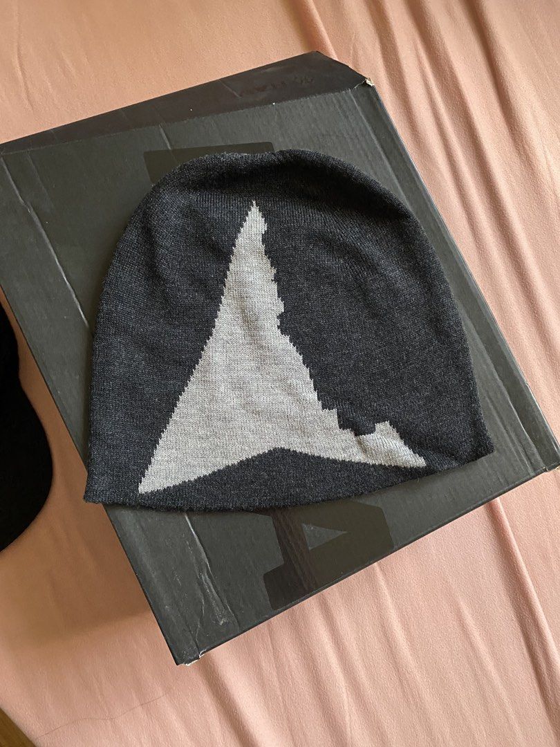 Our legacy roa hiking beani (Category: Beanies) located in Taguig. Submitted by just_us (Listing ID 1466986618, Image 2). Description: .