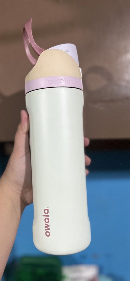 Owala Freesip 24oz Coastal Mist (Category: Water Bottles & Tumblers) located in Quezon City. Submitted by azarels (Listing ID 1467017044, Image 1). Description: Authentic Owala bought in US With bottom dents (coverable with free boot) and light scratches. May discoloration din sa handle (due to hot water only) 📍Project 8, QC .