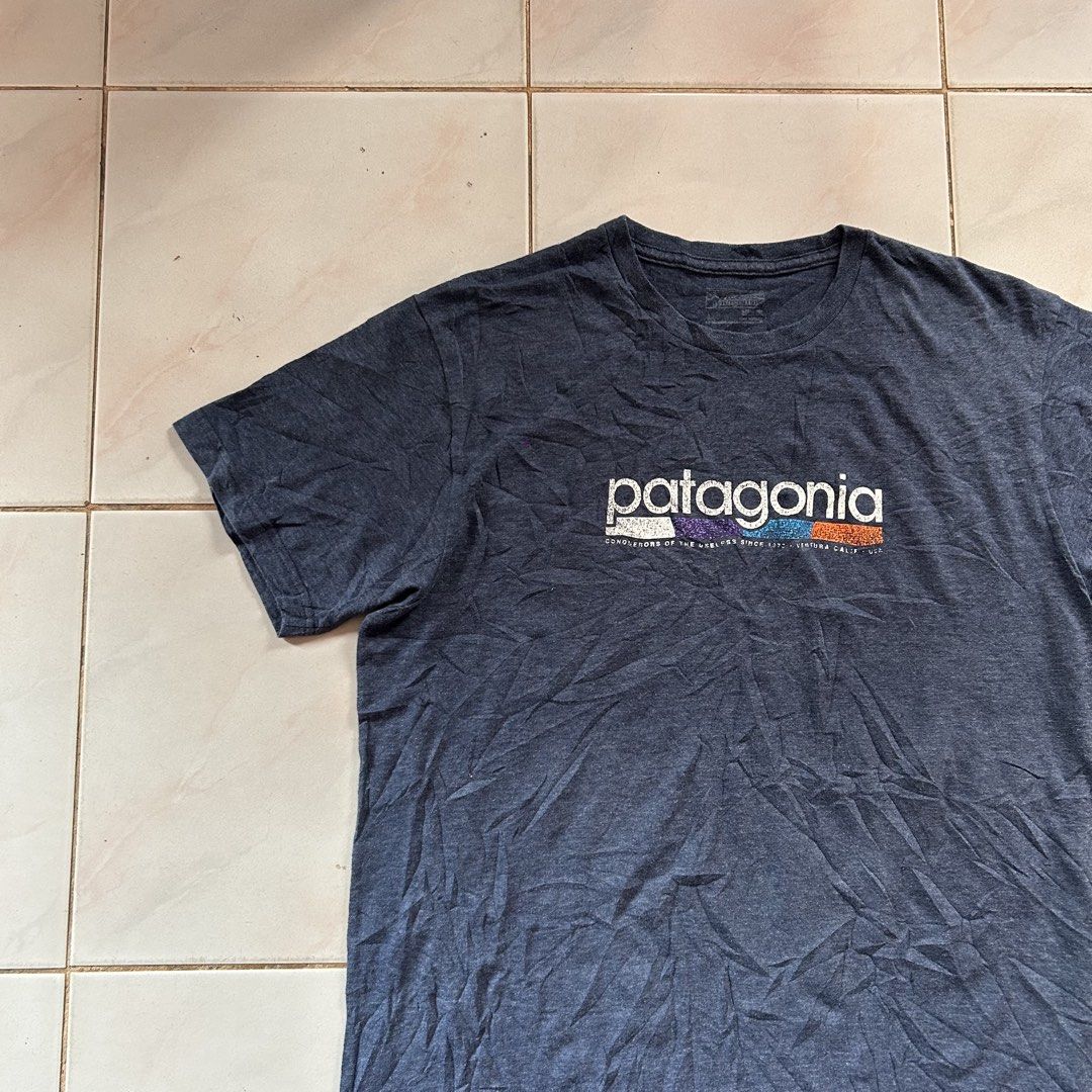 Patagonia Conquerors Shirt 🔥 (Category: Tshirts & Polo Shirts ) located in Jinoba-an. Submitted by eegiboy (Listing ID 1467025873, Image 2). Description: - Brand: Patagonia - Color: Heather Dark Grey - Size: L (Regular fit) - Material: 50% Organic Cotton, 50% Polyester (Very soft and comfy!) - Design: 'Conquerors of the Useless since 1973 Ventura Calif USA' front graphic - Details: Short sleeves, crew neck - Condition: Great for everyday casual 
