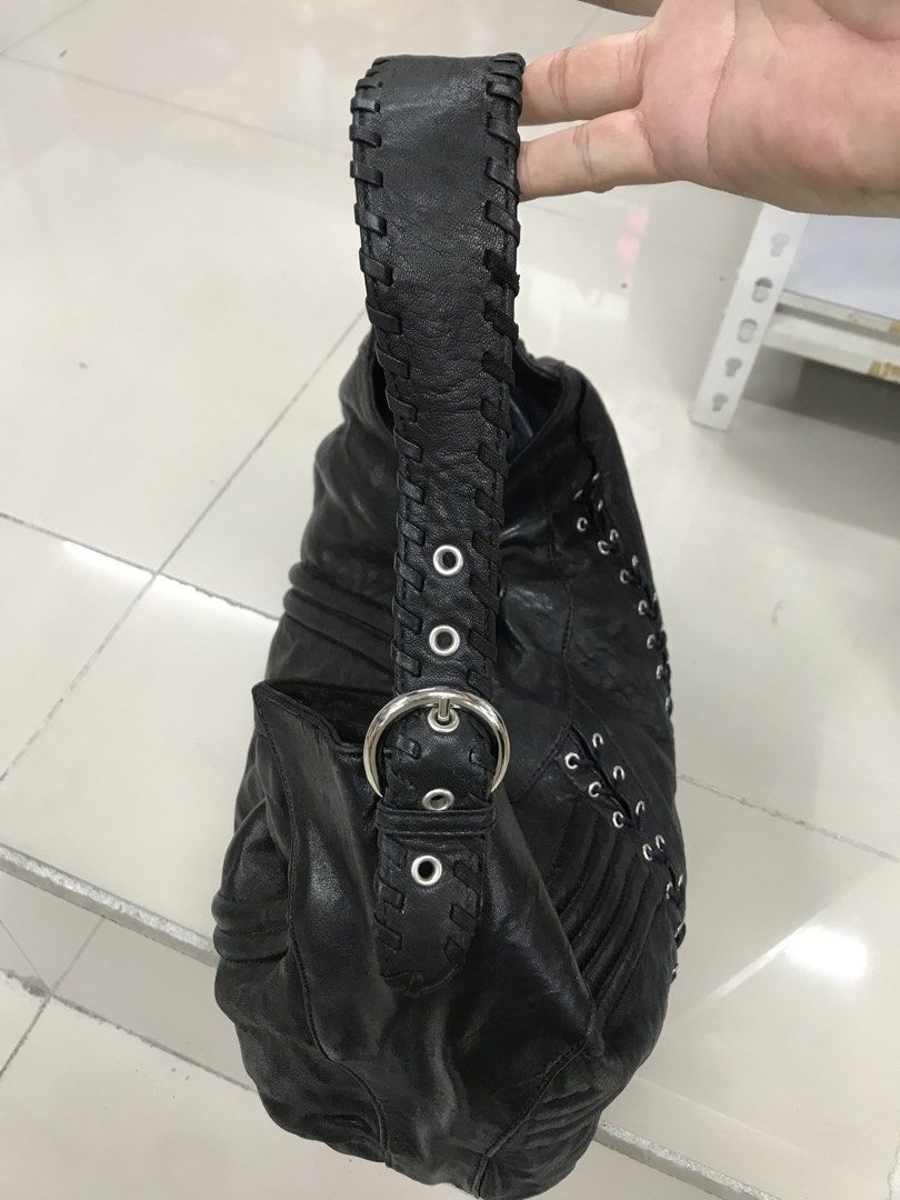 Ped Der Red (Category: Shoulder Bags) located in Balete No 2. Submitted by troyesybang (Listing ID 1467127777, Image 3). Description: Big black hobo bag magnet closure Genuine leather bag by ped der reb brand FreeSf to j&t .