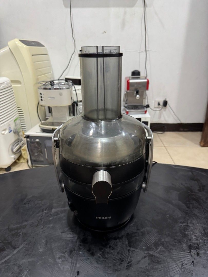 Philips Viva Collection Fruit Juicer 500W HR1832/00 (Category: Juicers, Blenders & Grinders) located in Lapu Lapu. Submitted by axl.rose05 (Listing ID 1467160271, Image 3). Description: Philips electric juicer for making fresh fruit and vegetable juice at home. ✓ 500W motor ✓ QuickClean technology for easy cleaning ✓ Built-in pulp container ✓ Direct juice extraction into a glass ✓ Drip-stop spout ✓ Compact, space-saving design 📩 Message for inqu