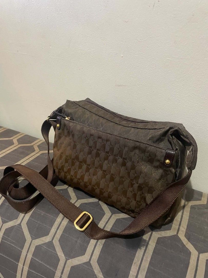 Pierre cardin (Category: Cross-body Bags) located in Manila. Submitted by esskkeeyy_thriftzone (Listing ID 1467011254, Image 1). Description: For sale Fresh from japan Nag babawas lang nang bag c misis Original pierre cardin.
