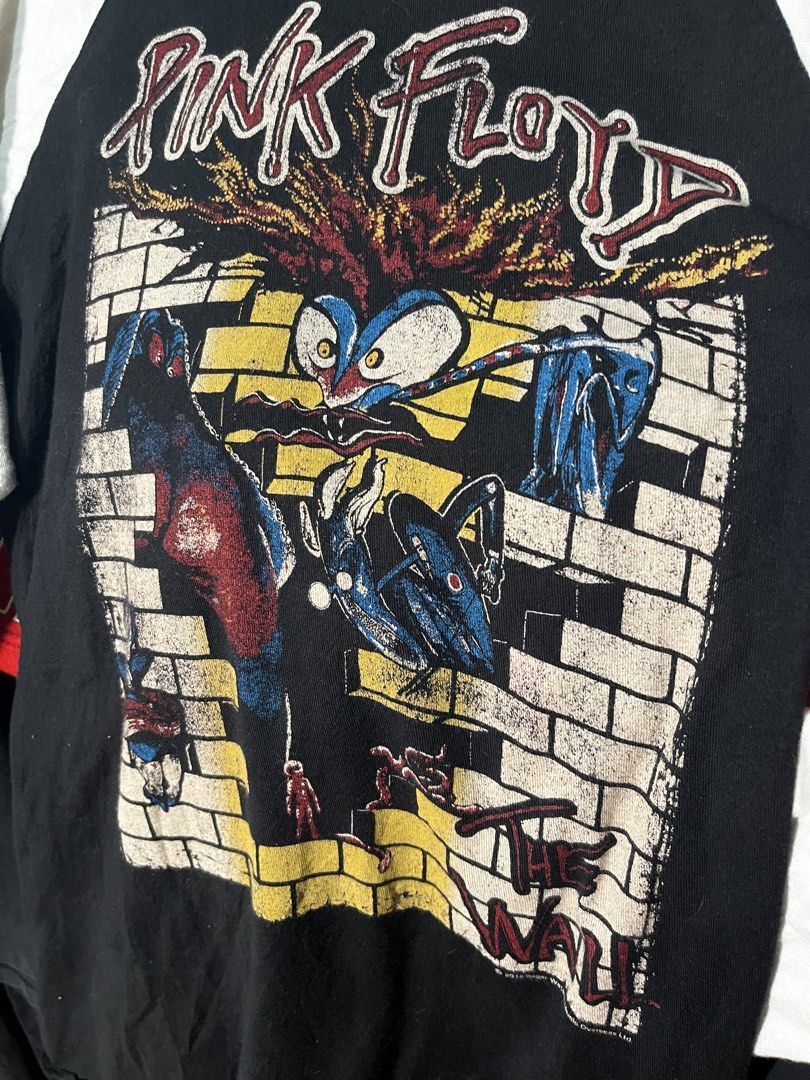 Pink Floyd LS “ The Wall “ (Category: Tshirts & Polo Shirts ) located in Leon. Submitted by fluffythriftshop (Listing ID 1467081373, Image 2). Description: Pink Floyd LS “ The Wall “ Dated : 2016 vtg? Medium on tag Verygood Condi.