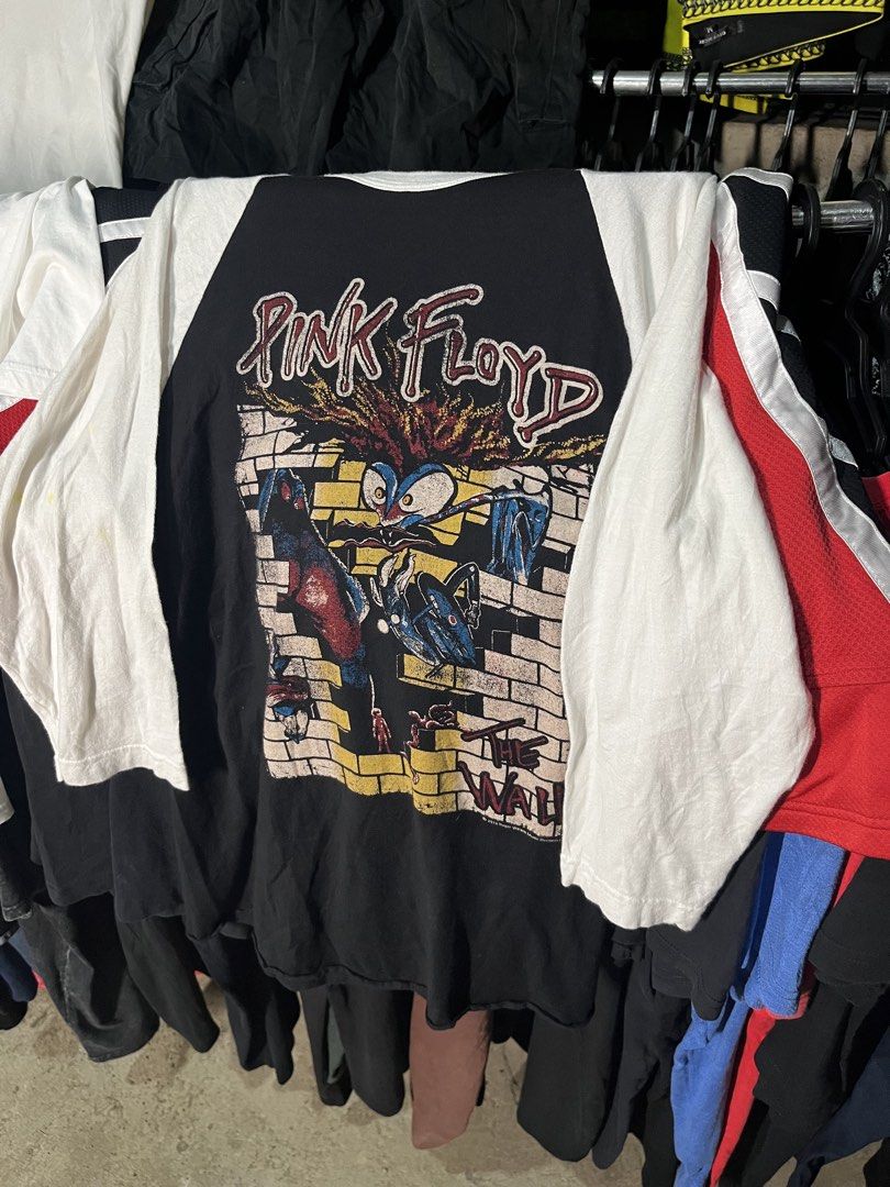 Pink Floyd LS “ The Wall “ (Category: Tshirts & Polo Shirts ) located in Leon. Submitted by fluffythriftshop (Listing ID 1467081373, Image 1). Description: Pink Floyd LS “ The Wall “ Dated : 2016 vtg? Medium on tag Verygood Condi.