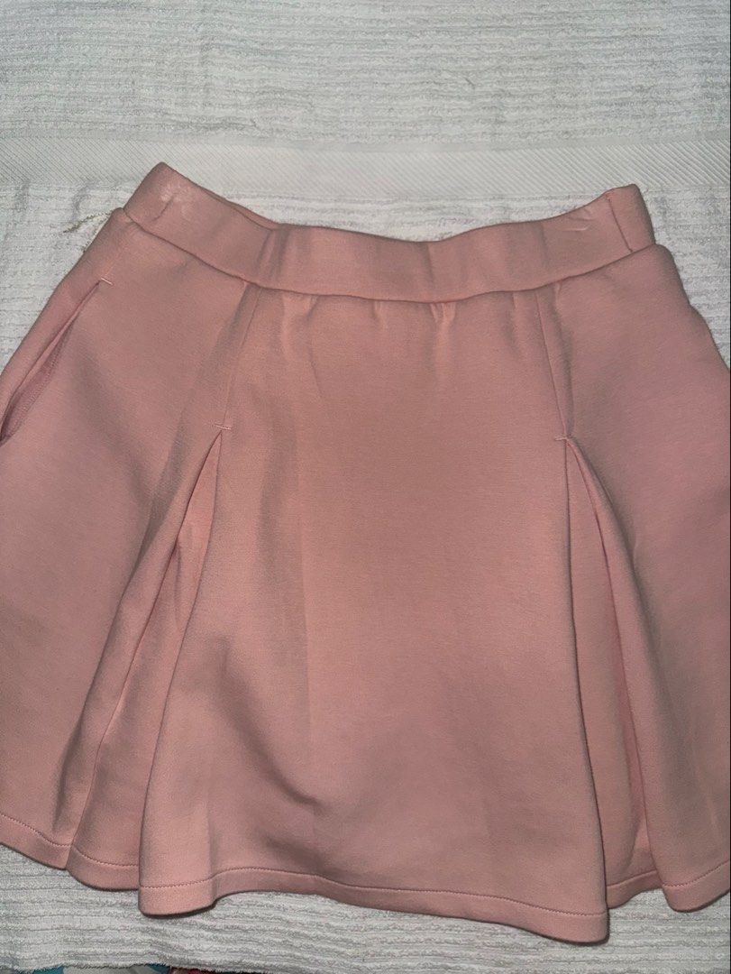 Pink Uniqlo Skort (Category: Other Bottoms) located in Daet. Submitted by sbcookieee (Listing ID 1467028880, Image 1). Description: Length: 40 cm Waist: 30 cm Hips: 41-45 cm (stretchable) .