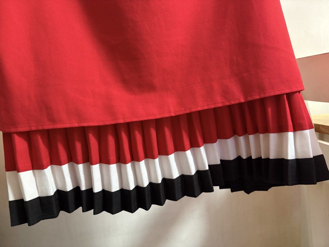 Plains and Prints Pleated Top (Category: Sleeveless) located in Marikina City. Submitted by thrifty_trinkets_by_anais (Listing ID 1467137170, Image 3). Description: 🌸 Selling own preloved/brand new items for less - EVERYTHING is negotiable as long as REASONABLE in price 🤗 🙏🏻 Please also check my account for more marked down items 🫶 📍Marikina near S&R/Uniqlo 💳 Maribank/Maya/Gcash 🏍️ Grab/Lalamove/J&T (by schedule) 🗓️ Offers/Reservations w