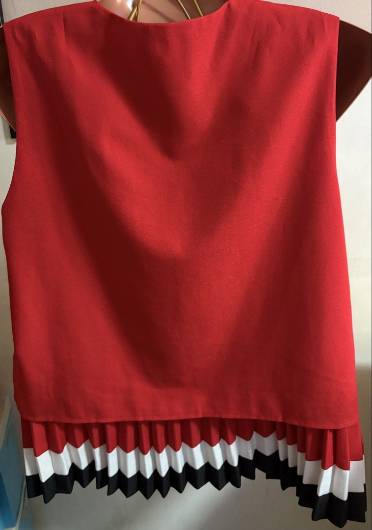 Plains and Prints Pleated Top (Category: Sleeveless) located in Marikina City. Submitted by thrifty_trinkets_by_anais (Listing ID 1467137170, Image 2). Description: 🌸 Selling own preloved/brand new items for less - EVERYTHING is negotiable as long as REASONABLE in price 🤗 🙏🏻 Please also check my account for more marked down items 🫶 📍Marikina near S&R/Uniqlo 💳 Maribank/Maya/Gcash 🏍️ Grab/Lalamove/J&T (by schedule) 🗓️ Offers/Reservations w