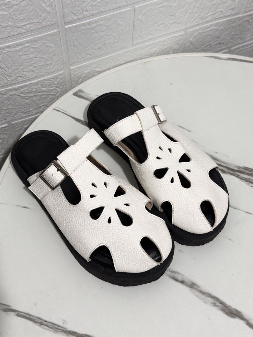PLATFORM SANDAL RENEGADE FOLK INSPIRED (Category: Flats & Sandals) located in Daraga. Submitted by jasmor (Listing ID 1467137026, Image 3). Description: 🎀personal; USED ONLY ONCE I SWEAR 🎀very sturdy 💯 always ako suki ng kendra manila shop super high quality 🎀NO ISSUE, PARANG BAGO 🎀very comfy; cushioned inner sole 🎀no heel drags 📐23cm if wide; 23.5cm if slim fit 📐1inch platform sole RFS: not into closed shoes talaga pero sobrang nagandaha