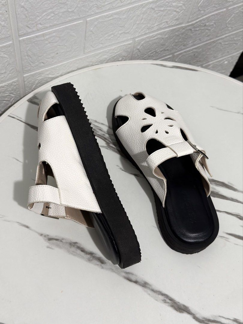 PLATFORM SANDAL RENEGADE FOLK INSPIRED (Category: Flats & Sandals) located in Daraga. Submitted by jasmor (Listing ID 1467137026, Image 2). Description: 🎀personal; USED ONLY ONCE I SWEAR 🎀very sturdy 💯 always ako suki ng kendra manila shop super high quality 🎀NO ISSUE, PARANG BAGO 🎀very comfy; cushioned inner sole 🎀no heel drags 📐23cm if wide; 23.5cm if slim fit 📐1inch platform sole RFS: not into closed shoes talaga pero sobrang nagandaha