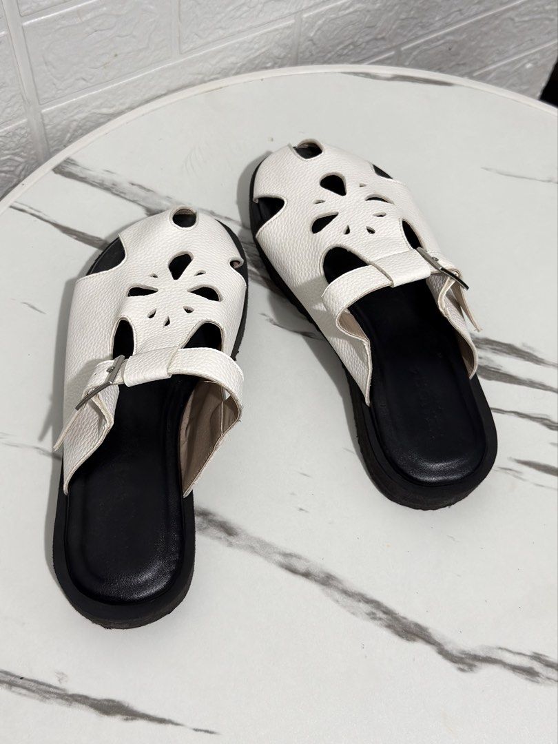 PLATFORM SANDAL RENEGADE FOLK INSPIRED (Category: Flats & Sandals) located in Daraga. Submitted by jasmor (Listing ID 1467137026, Image 1). Description: 🎀personal; USED ONLY ONCE I SWEAR 🎀very sturdy 💯 always ako suki ng kendra manila shop super high quality 🎀NO ISSUE, PARANG BAGO 🎀very comfy; cushioned inner sole 🎀no heel drags 📐23cm if wide; 23.5cm if slim fit 📐1inch platform sole RFS: not into closed shoes talaga pero sobrang nagandaha
