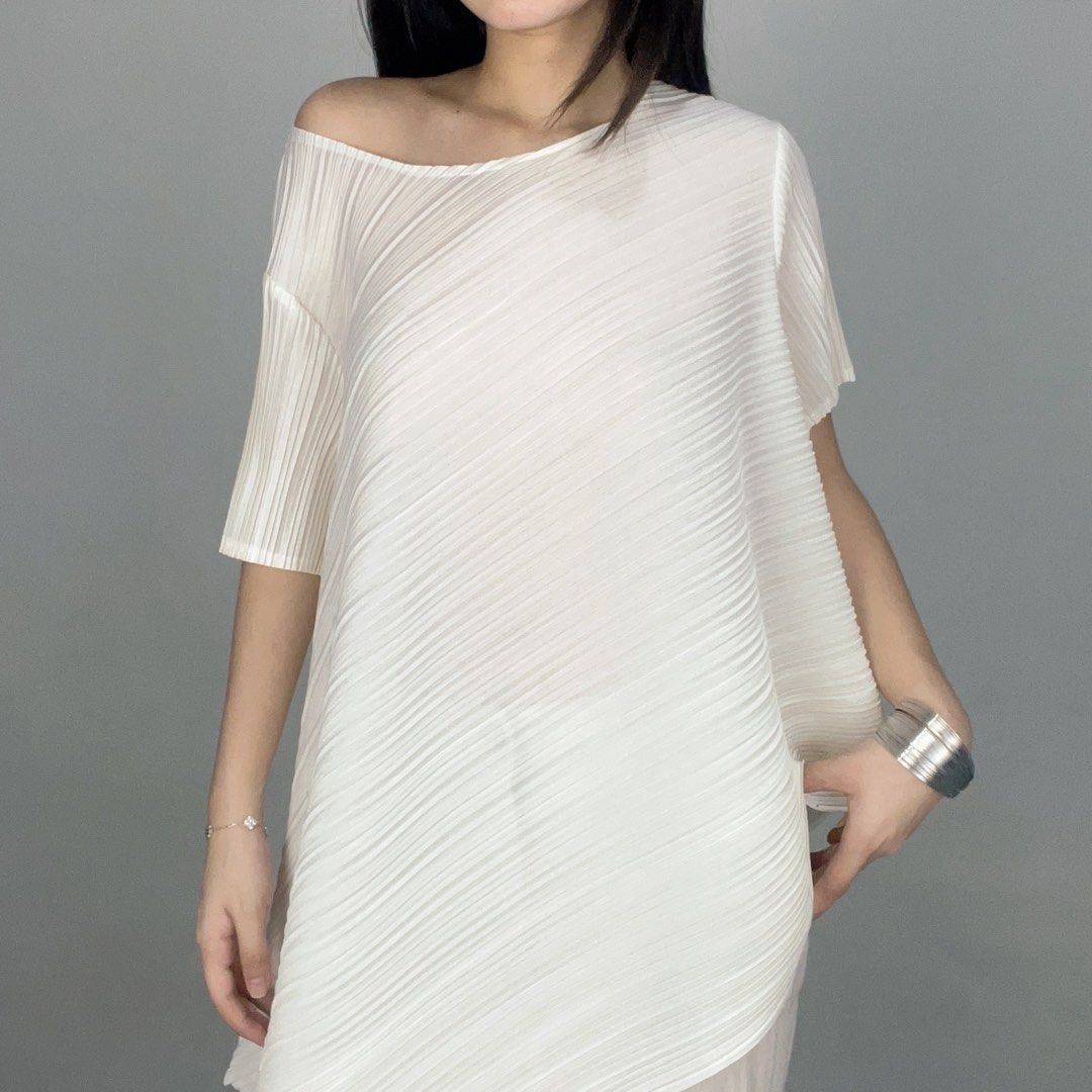 pleated asymmetrical drape top (Category: Others Tops) located in Manila. Submitted by pabili.ph (Listing ID 1467139890, Image 1). Description: medium to large L21" shortest, 27" longest up to B42".
