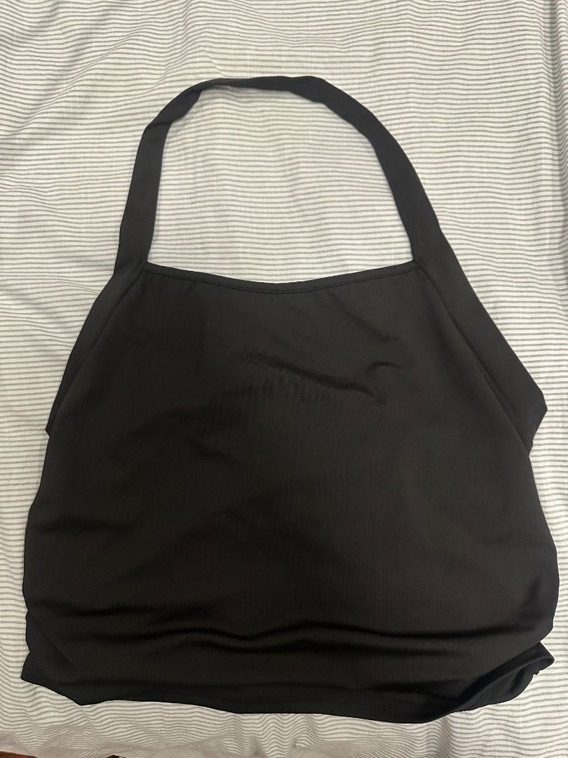 plus size - black halter neck top (1xl) (Category: Sleeveless) located in Muntinlupa City. Submitted by hello.fran (Listing ID 1467130018, Image 1). Description: 👗 about the item: - style: halter top with high neckline and back strap, cropped fit - material: Soft and stretchy - condition: Worn a few times, washing tag still attached - pairing: perfect to match with high-waisted jeans or skirts ✨ reason for selling: decluttering! just clearing ou
