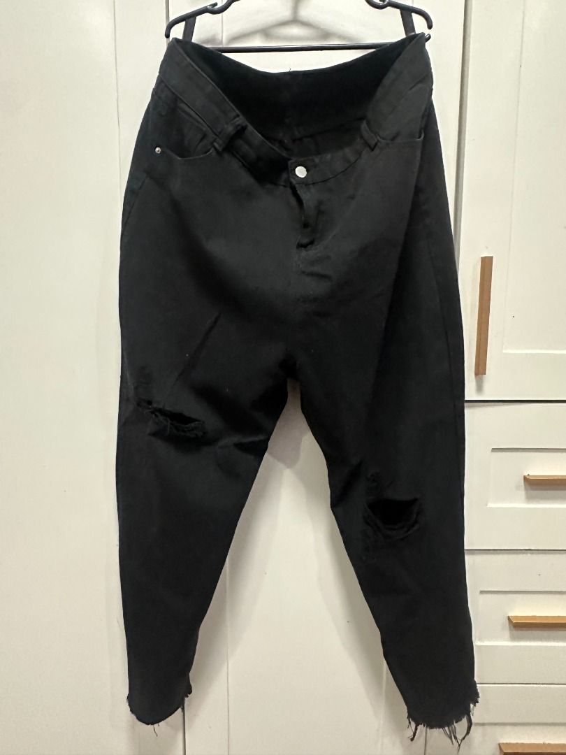 plus size - black ripped denim jeans (Category: Jeans) located in Muntinlupa City. Submitted by hello.fran (Listing ID 1467136462, Image 1). Description: 👗 about the item: - fit: relaxed fit through the legs - details: distressed knee tear and raw, frayed hems - style: perfect for everyday casual wear ✨ reason for selling: decluttering! just clearing out space in my closet. 💵 mode of payment: maribank/bpi/gcash 📦 shipping: j&t or lalamove (buy