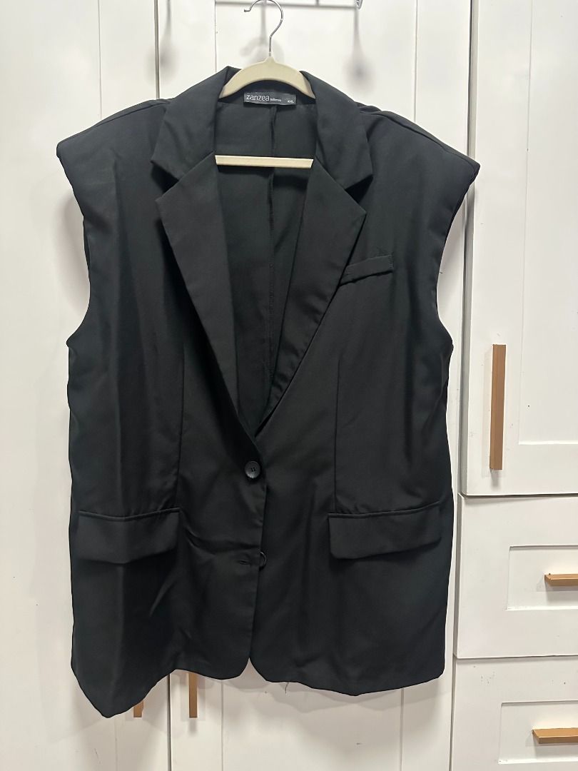 plus size - black sleeveless blazer vest (4xl) (Category: Sleeveless) located in Muntinlupa City. Submitted by hello.fran (Listing ID 1467141232, Image 1). Description: 👗 about the item: - style: sleeveless double-breasted blazer vest - details: button-front closure, lapel style, structured shoulders, and front flap pockets - fabric: lightweight and comfortable - condition: clean back with center seam detail ✨ reason for selling: decluttering! j