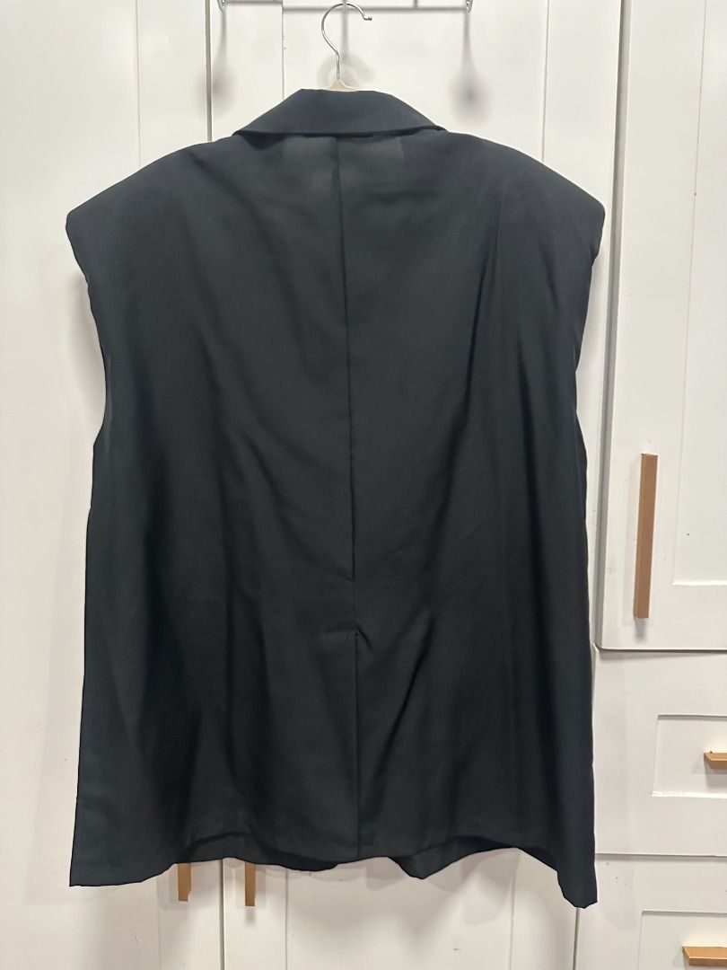 plus size - black sleeveless blazer vest (4xl) (Category: Sleeveless) located in Muntinlupa City. Submitted by hello.fran (Listing ID 1467141232, Image 2). Description: 👗 about the item: - style: sleeveless double-breasted blazer vest - details: button-front closure, lapel style, structured shoulders, and front flap pockets - fabric: lightweight and comfortable - condition: clean back with center seam detail ✨ reason for selling: decluttering! j