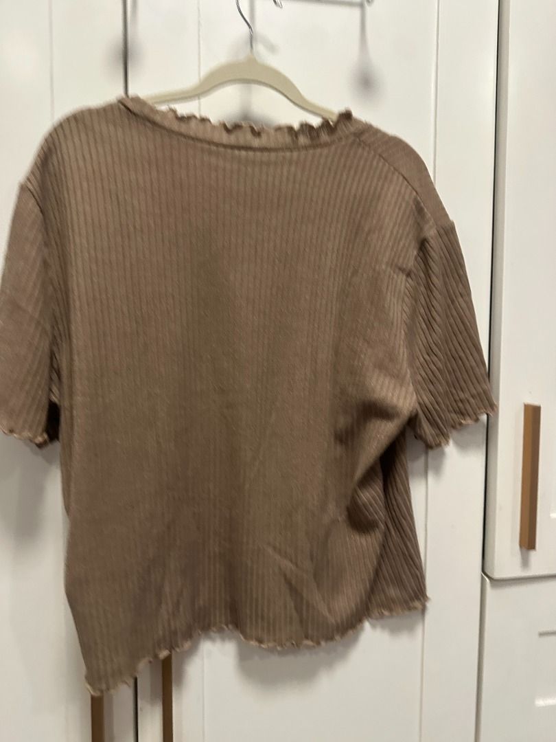 plus size - brown ribbed lettuce edge top (4xl) (Category: Shirts) located in Muntinlupa City. Submitted by hello.fran (Listing ID 1467142839, Image 3). Description: 👗 about the item: - material: comfortable ribbed knit - details: chic lettuce trim on neckline, sleeves, and hem ✨ reason for selling: decluttering! just clearing out space in my closet. 💵 mode of payment: maribank/bpi/gcash 📦 shipping: j&t or lalamove (buyer shoulders fee).