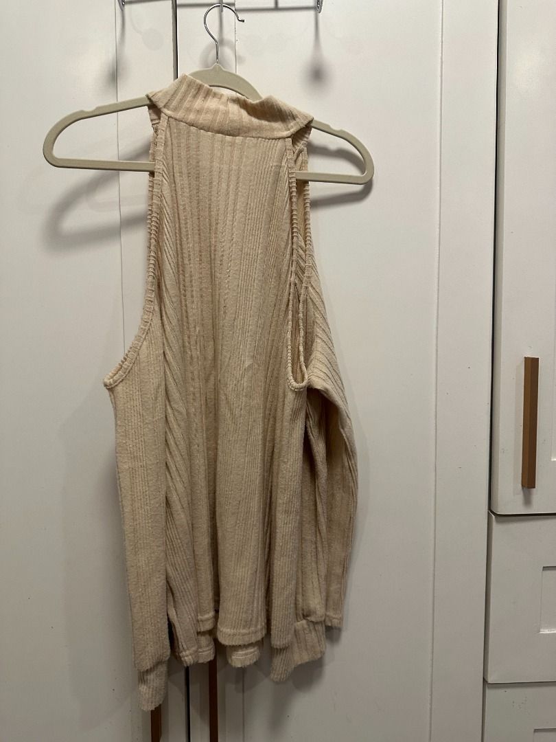 plus size - cold shoulder ribbed turtleneck sweater (1xl) (Category: Longsleeves) located in Muntinlupa City. Submitted by hello.fran (Listing ID 1467145327, Image 3). Description: 👗 about the item: - style: mock neck, cold-shoulder cut-outs, long sleeves, relaxed fit - fabric: soft textured ribbed knit with vertical stripes - condition: great layering piece for cooler weather ✨ reason for selling: decluttering! just clearing out space in my clo