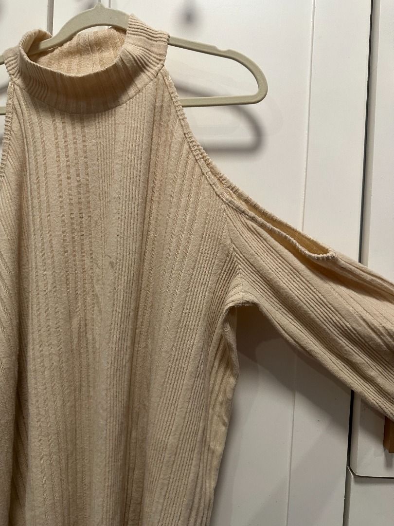 plus size - cold shoulder ribbed turtleneck sweater (1xl) (Category: Longsleeves) located in Muntinlupa City. Submitted by hello.fran (Listing ID 1467145327, Image 2). Description: 👗 about the item: - style: mock neck, cold-shoulder cut-outs, long sleeves, relaxed fit - fabric: soft textured ribbed knit with vertical stripes - condition: great layering piece for cooler weather ✨ reason for selling: decluttering! just clearing out space in my clo