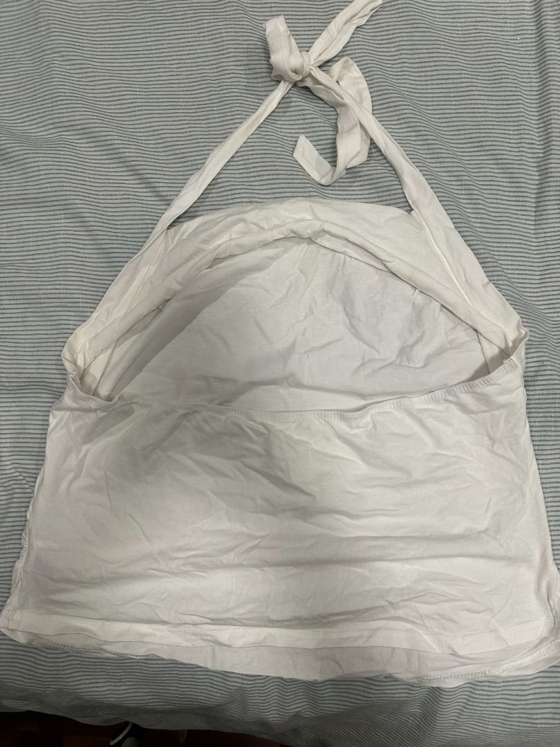 plus size - white halter neck top (1xl) (Category: Sleeveless) located in Muntinlupa City. Submitted by hello.fran (Listing ID 1467130264, Image 2). Description: 👗 about the item: - style: halter top with high neckline and back strap, cropped fit - material: Soft and stretchy - condition: Worn a few times, washing tag still attached - pairing: perfect to match with high-waisted jeans or skirts ✨ reason for selling: decluttering! just clearing ou