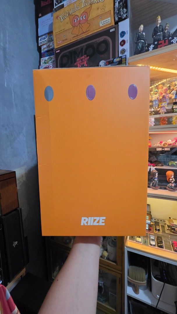 POP MART RIIZE Memorable Picks Showcase Luminous Display Case (Category: Designer & Blind Box Toys) located in Bacoor. Submitted by joshuaponce (Listing ID 1467115880, Image 2). Description: - Item: POP MART RIIZE Memorable Picks Luminous Showcase Display Box - Condition: Brand new, unopened with original orange outer box packaging - Features: Luminous design with a stylish metallic finish on buttons and frame - Expandable: Supports connecting up