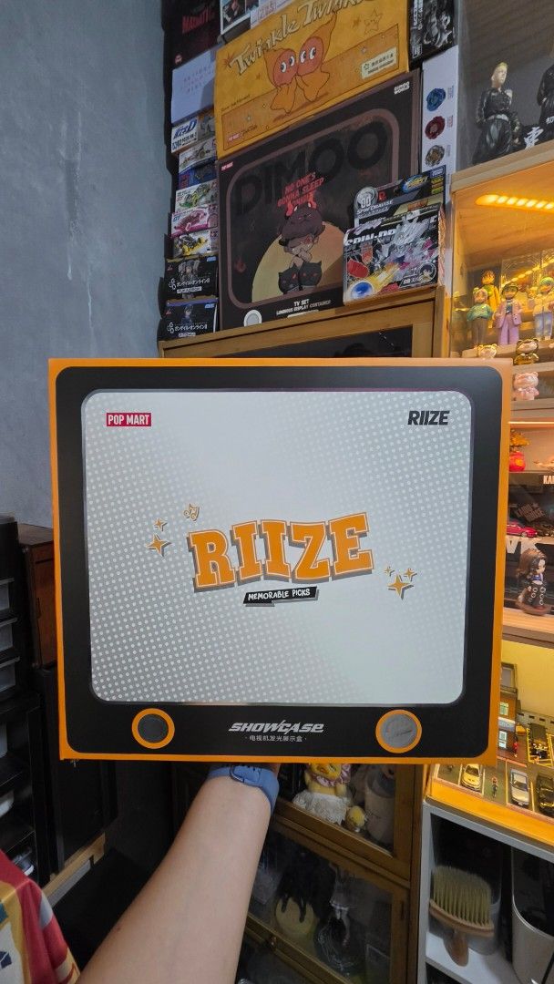 POP MART RIIZE Memorable Picks Showcase Luminous Display Case (Category: Designer & Blind Box Toys) located in Bacoor. Submitted by joshuaponce (Listing ID 1467115880, Image 1). Description: - Item: POP MART RIIZE Memorable Picks Luminous Showcase Display Box - Condition: Brand new, unopened with original orange outer box packaging - Features: Luminous design with a stylish metallic finish on buttons and frame - Expandable: Supports connecting up