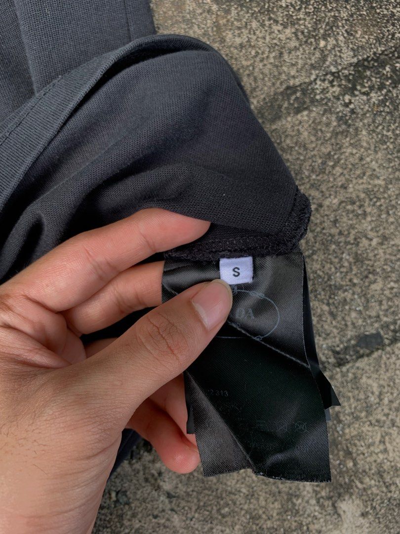 PRADA (Category: Activewear) located in Mabalacat. Submitted by makithrift30 (Listing ID 1467029098, Image 3). Description: DIMES: 23x27 CONDITION: 9.2/10 COLOR RATE: 9.2/10 ISSUE: UMANGAT NG KONTI YUNG PRINT LAST 2 PICTURES .