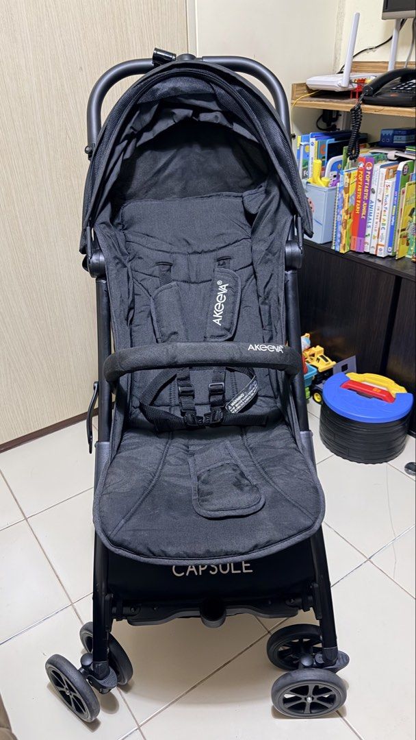 Preloved Akeeva Capsule Stroller Black (Category: Strollers) located in Pasig City. Submitted by myprelovedcorner (Listing ID 1467144432, Image 2). Description: Preloved Akeeva Capsule Stroller Compact & lightweight travel stroller designed for air travel and on-the-go parents. * Age Range: Suitable for newborns up to toddlers (features a full recline). * Weight: Lightweight aluminum frame weighing approximately 3 kg to 4 kg net weight (gross wei