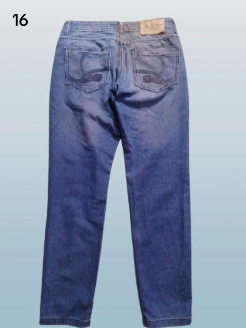 pre-loved denim jeans (Category: Jeans) located in Rizal. Submitted by thecycreatives (Listing ID 1466996368, Image 2). Description: - 90 - brand/patch: boardwalk - used but not abused - issue: may brown stain sa bandang likod, need lang i-wash - waist: 28 inches (flat measurement: 14 inches) - length: 87 cm details: medium blue wash straight-leg denim jeans with embroidered back pocket (katamtaman ang kapal ng fabric at bigat).