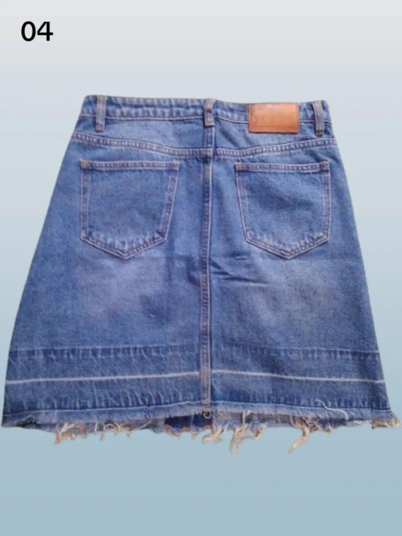 pre-loved embroidered denim skirt (Category: Skirts) located in Rizal. Submitted by thecycreatives (Listing ID 1466992425, Image 2). Description: - 100 - brand/patch: urban revivo - never used - no issues - waist: 29 inches (flat measurement: 14.5 inches) - length: 47 cm details: medium blue denim with embroidered patches (makapal yung fabric and medyo mabigat).