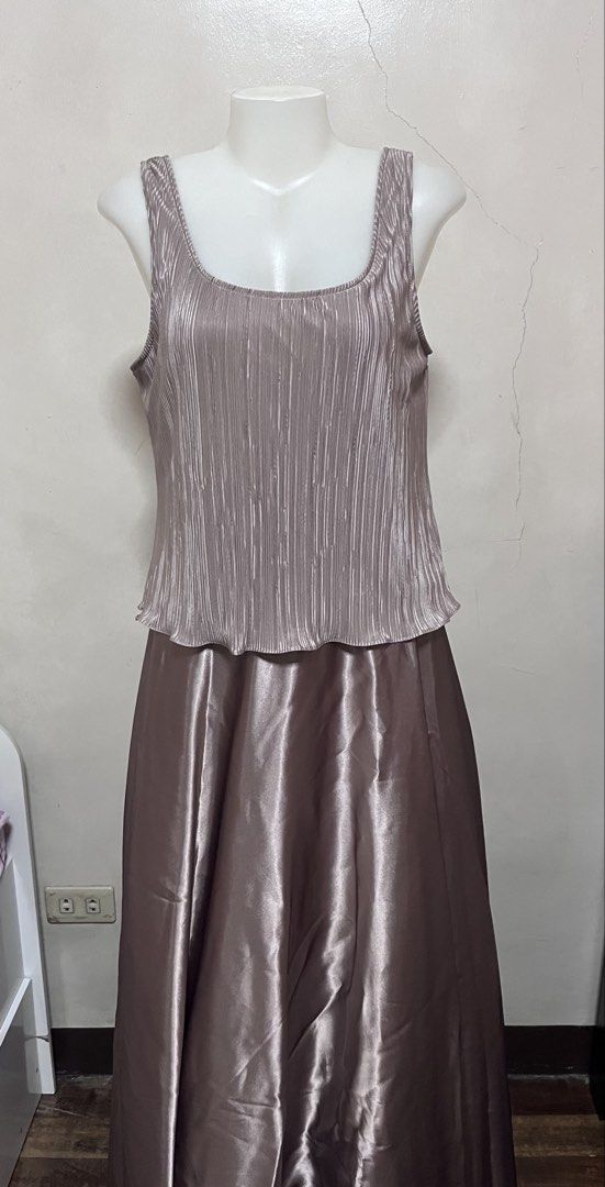 Preloved Gown (Category: Evening dresses & gowns) located in Caloocan City. Submitted by prelovedbybets (Listing ID 1467076502, Image 1). Description: Jackie Jon New York Gown Preloved RFS: decluttering.