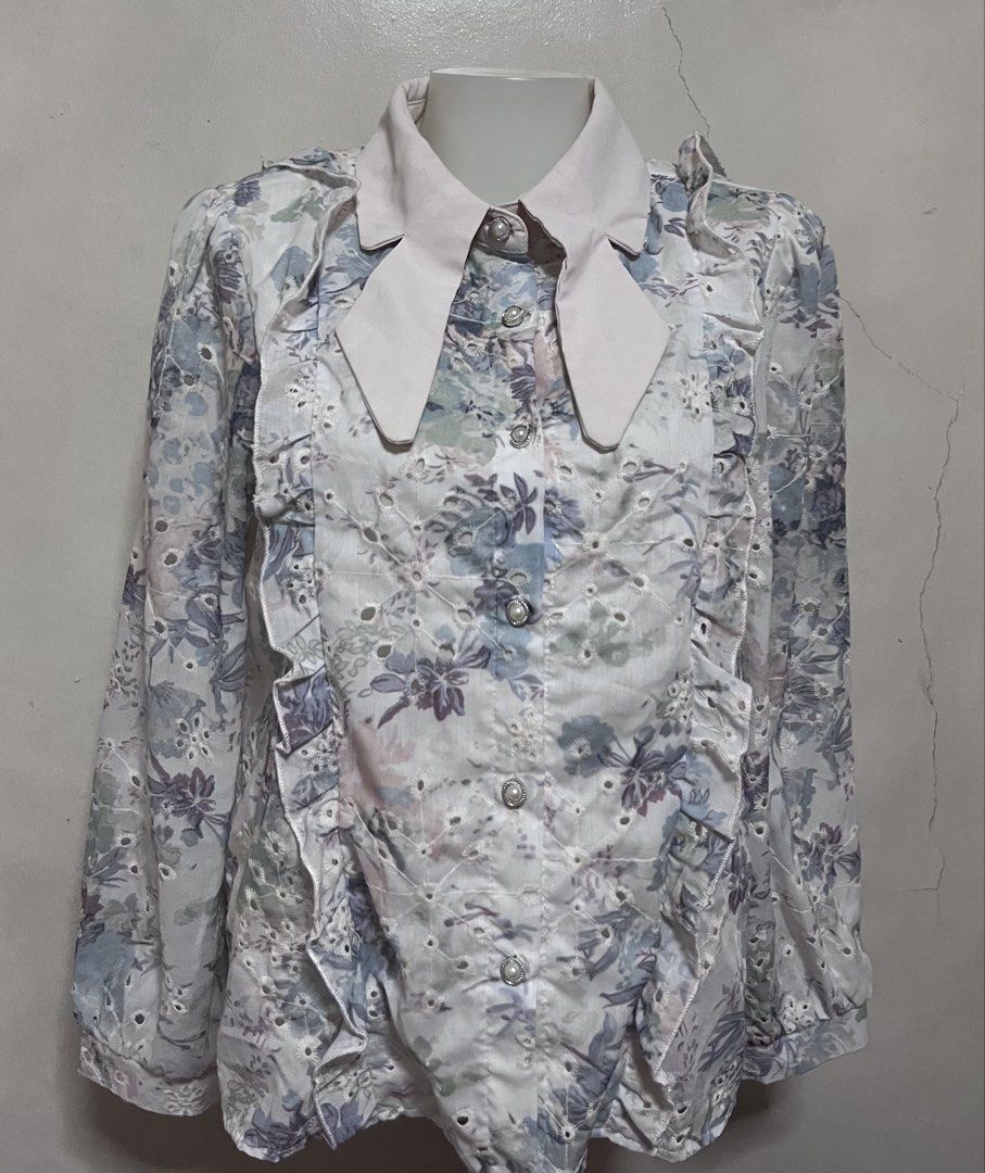 Preloved Longsleeve Top from BC Trust (Category: Longsleeves) located in Caloocan City. Submitted by prelovedbybets (Listing ID 1467078650, Image 2). Description: Preloved Longsleeve Top from BC Trust Free size Rfs: decluttering .