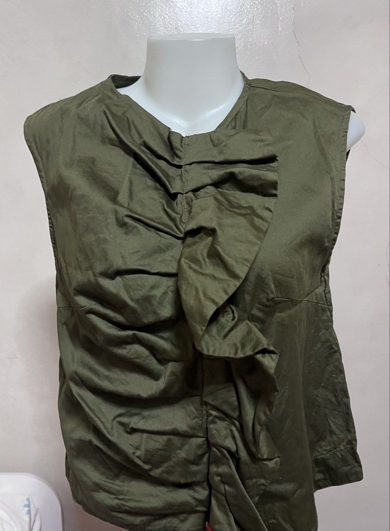 Preloved Renegade Folk Top (large) (Category: Sleeveless) located in Caloocan City. Submitted by prelovedbybets (Listing ID 1467076996, Image 2). Description: Preloved Renegade Folk Sleeveless Top size: large RFS: decluttering.