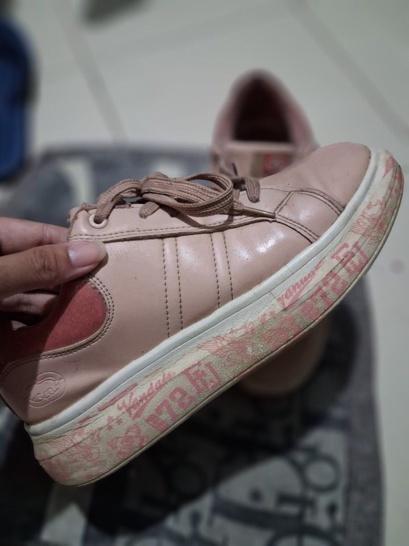 PRE-LOVED RUBBER SHOES (Category: Sneakers) located in San Pedro. Submitted by youngtiger-0d9414 (Listing ID 1467067805, Image 1). Description: .