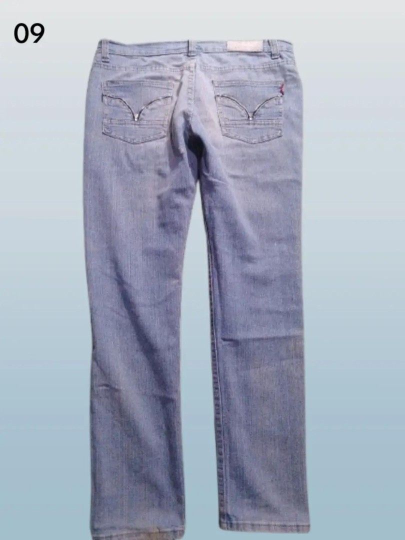 pre-loved straight-leg jeans (Category: Jeans) located in Rizal. Submitted by thecycreatives (Listing ID 1466994182, Image 2). Description: - 90 - no brand - never used - no issues - waist: 30 inches (flat measurement: 15 inches) - length: 90 cm details: light wash straight-leg denim jeans with open-zipper back pocket design (katamtaman ang kapal at bigat).