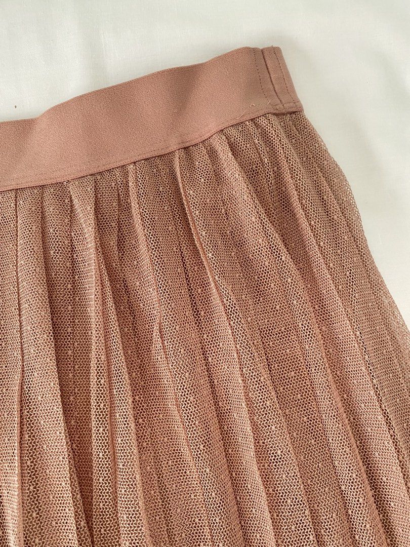 Pull & Bear Pleated Tulle Midi Skirt Pink XS (Category: Skirts) located in Tabaco. Submitted by camila_p (Listing ID 1467167390, Image 3). Description: - Brand: Pull & Bear - Style: Pleated tulle midi skirt with all-over dotted texture - Color: Dusty pink - Size: EUR XS / USA XS / MEX 24 - Can fit 24-27 waistline - Features: Comfy elastic waistband and fully lined interior - Origin: Made in Morocco - Condition: Great wardrobe staple.