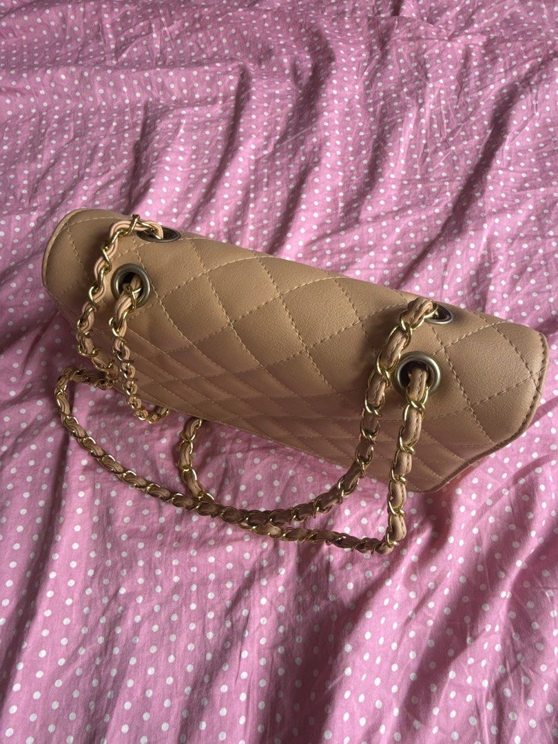 Quilted Beige Chain Shoulder Bag with Turn-Lock Closure (Category: Shoulder Bags) located in Manila. Submitted by gkamille01 (Listing ID 1467010591, Image 3). Description: Beige Quilted Shoulder Bag 🤎 • Beige quilted design with gold-tone hardware • Interwoven leather chain strap • Unique rectangular turn-lock closure • Dark brown interior lining with zippered pocket • Medium size, perfect for everyday use or going out • Clean exterior and inter
