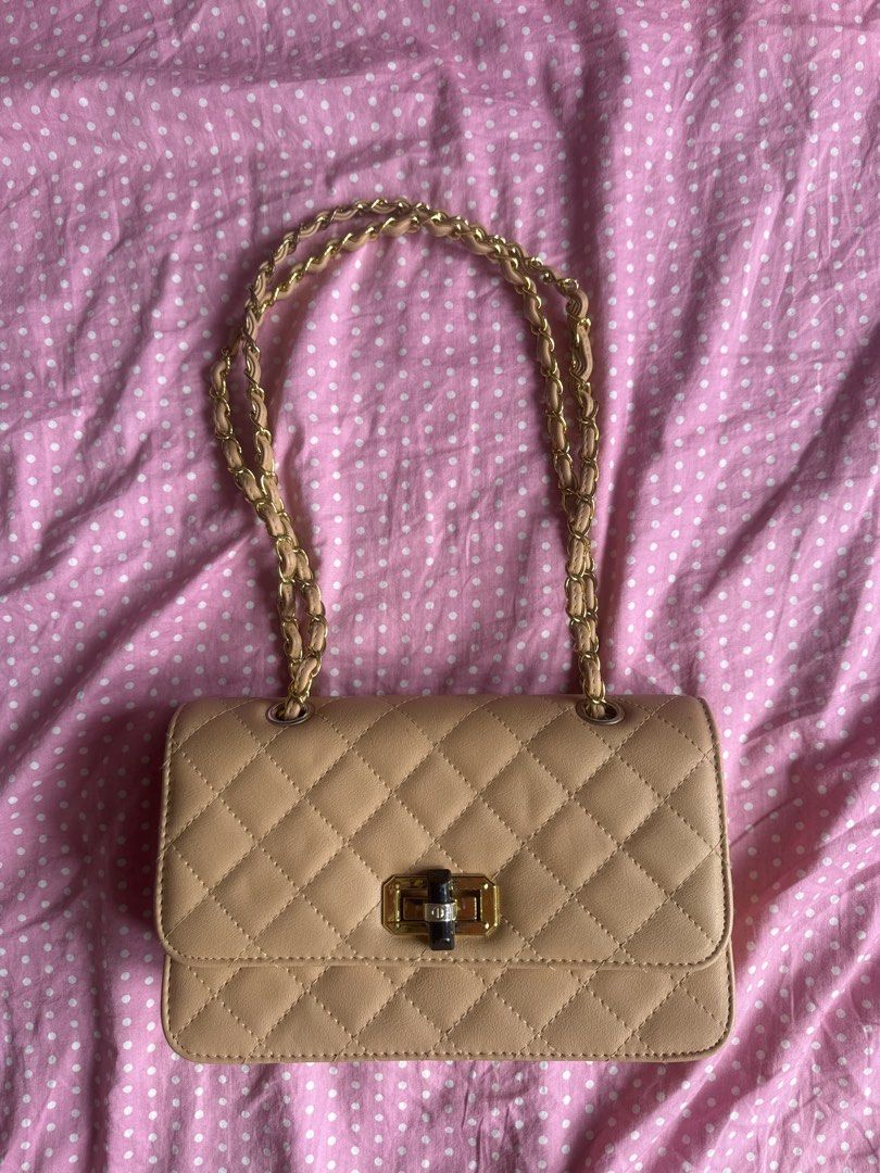 Quilted Beige Chain Shoulder Bag with Turn-Lock Closure (Category: Shoulder Bags) located in Manila. Submitted by gkamille01 (Listing ID 1467010591, Image 1). Description: Beige Quilted Shoulder Bag 🤎 • Beige quilted design with gold-tone hardware • Interwoven leather chain strap • Unique rectangular turn-lock closure • Dark brown interior lining with zippered pocket • Medium size, perfect for everyday use or going out • Clean exterior and inter