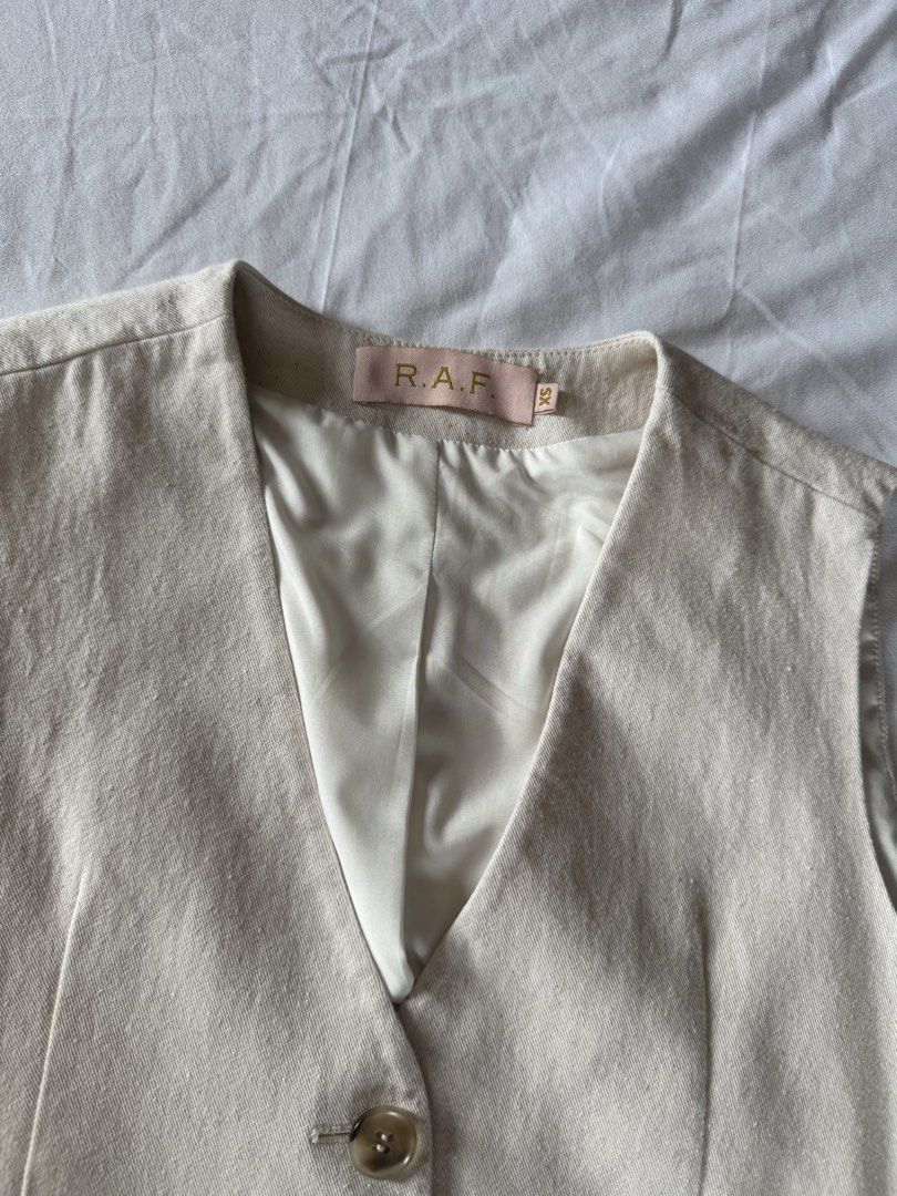 Raf manila coords size XS (Category: Sets or Coordinates) located in Calamba. Submitted by zarahzion (Listing ID 1467025550, Image 3). Description: Raf Manila Coords Top XS Skirt Small Sold as set 1,500 .