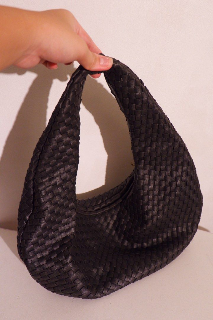 Rattan shoulder bag (Category: Luxury Bags & Wallets) located in Taguig. Submitted by declutterwithtally (Listing ID 1467162201, Image 1). Description: .
