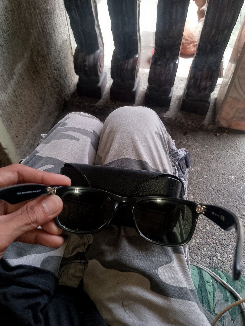 Ray-Ban New Wayfarer sunglasses (Category: Luxury Accessories) located in Quezon City. Submitted by aciertobenzs (Listing ID 1466970414, Image 2). Description: Ray-Ban New Wayfarer Classic,Model Number: RB2132,color code 901 (Polished Black frame with classic G-15 Green lenses).
