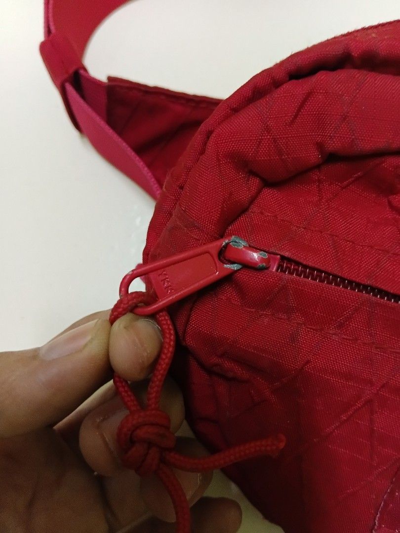 red beltbag supreme (Category: Belt bags, Clutches and Pouches) located in Manila. Submitted by daphnefinds1 (Listing ID 1467104000, Image 3). Description: need wash.