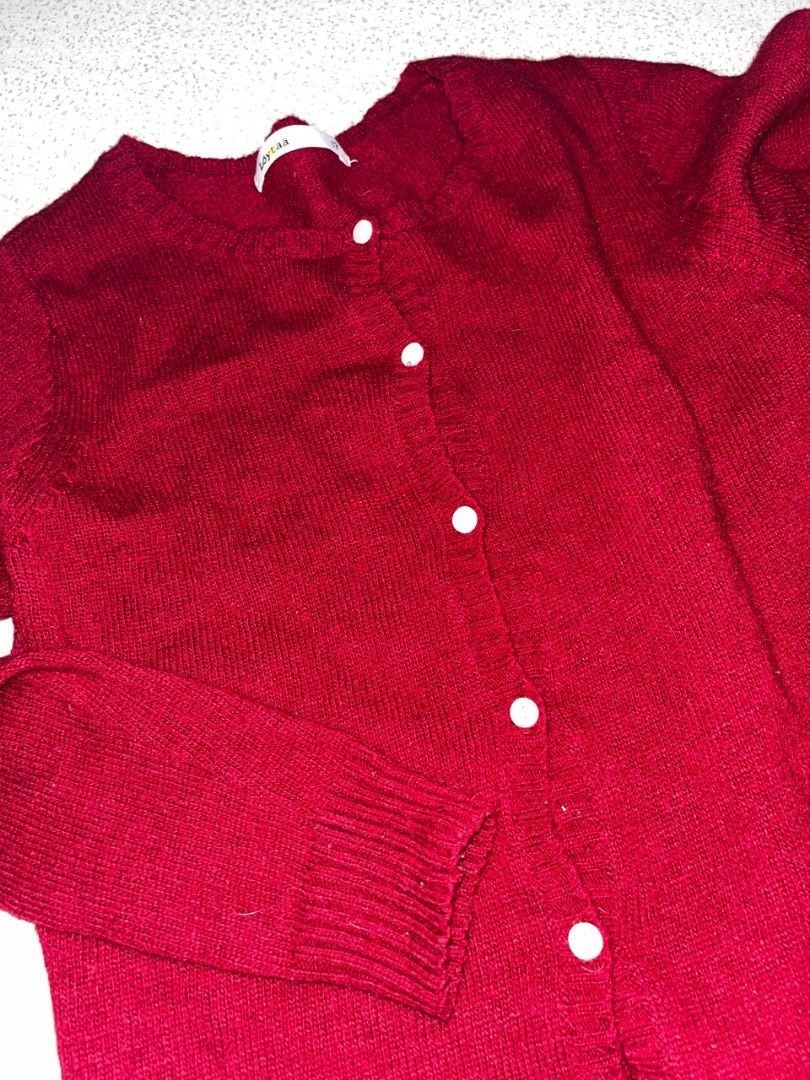 Red Cardigan (Category: Coats, Jackets and Outerwear) located in Valenzuela. Submitted by csjade (Listing ID 1467132872, Image 2). Description: size: medium to large length: 23 inches width: 16.5 inches.